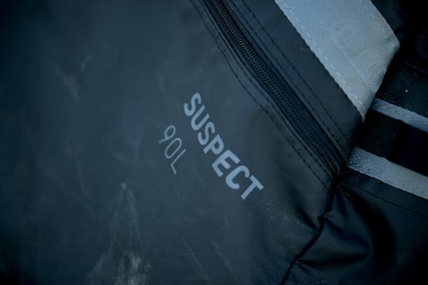 ION Suspect duffel bag 90l in dark navy – detail view showing model print and zipper