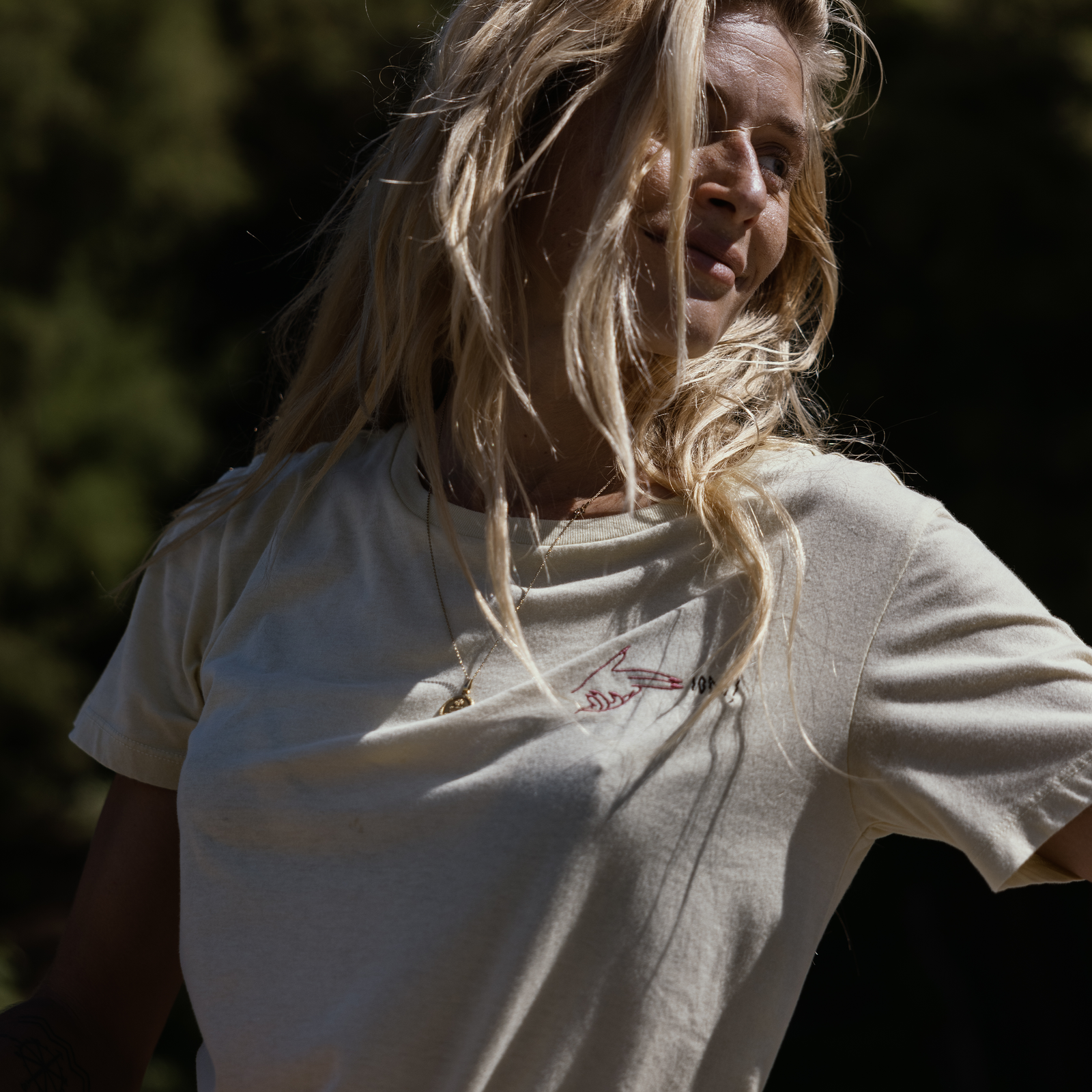 ION Vibes SS Damen T-Shirt in cremeweiß mit Grafikdruck beim Tragen im Freien