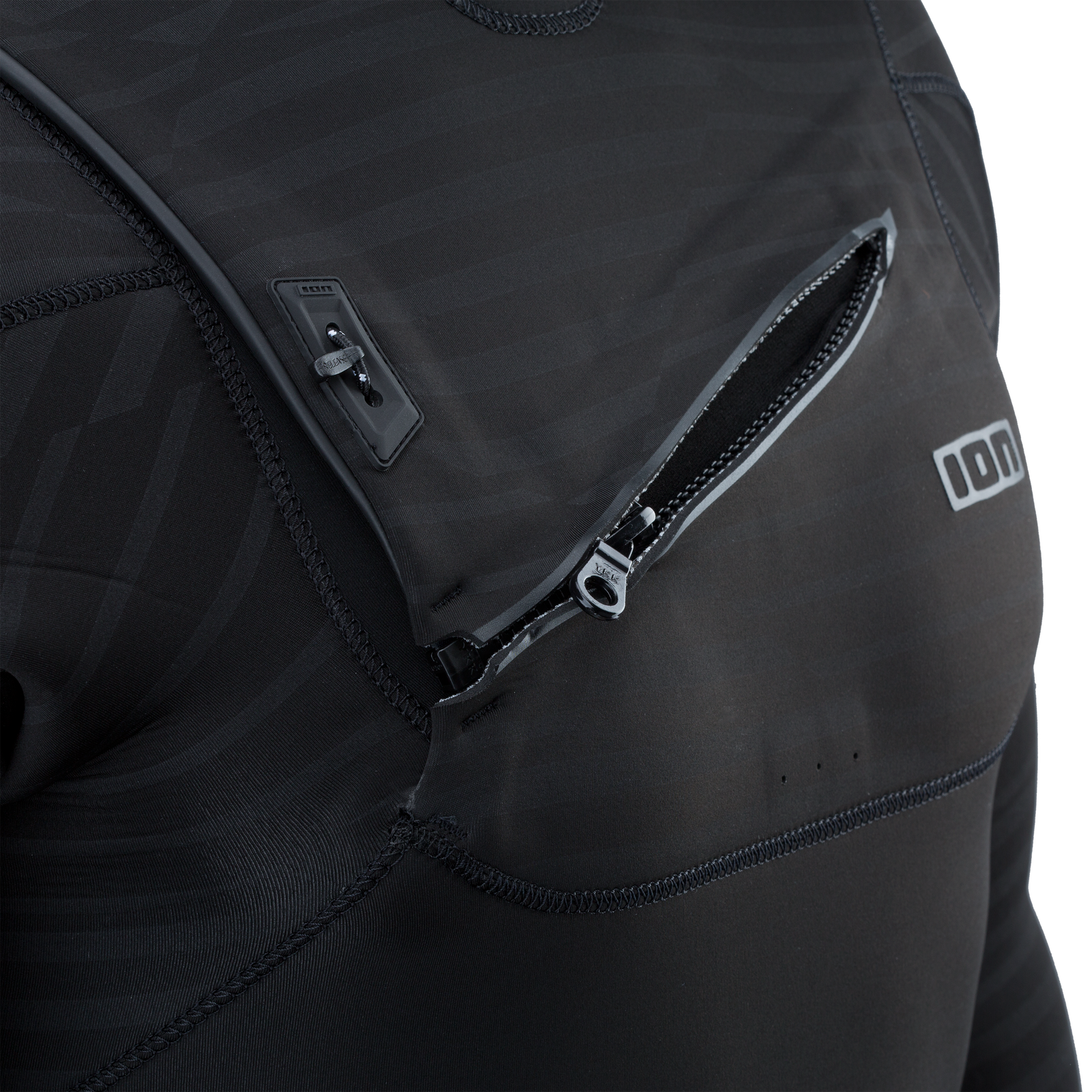 ION Seek Core 3/2mm front-zip fullsuit in black – chest zip detail