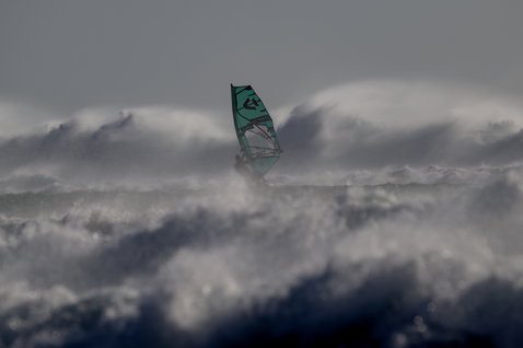 ION Seek Amp 4/3mm back-zip fullsuit during windsurfing in stormy ocean waves