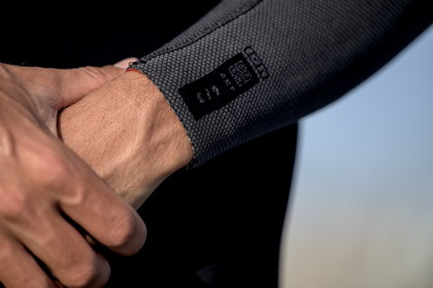 ION Seek Amp 4/3mm back-zip fullsuit in black – wrist cuff detail with Max_Flex lining