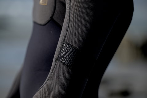 ION Seek Amp 4/3mm back-zip fullsuit in black – Max_Flex mesh panel and shin pad detail
