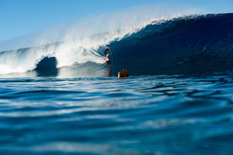 ION Element combinaison shorty manches longues 2/2mm zip frontal lors d'une session de surf en océan