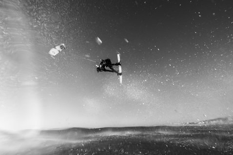 ION Element combinaison néoprène 3/2mm zip frontal intégrale lors d'une session de kitesurf en mer