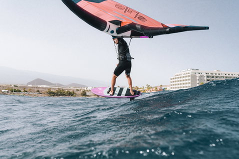 ION Element 3/2mm Overknee-Shorty Backzip-Neoprenanzug beim Wing Foiling auf dem Meer