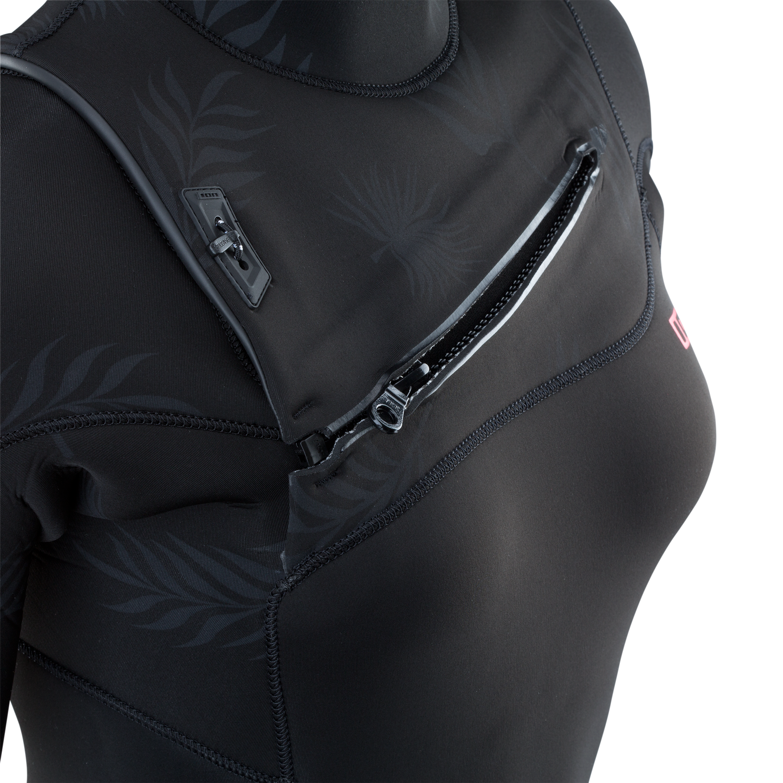 ION Amaze Core 5/4mm front-zip fullsuit in black – zipper detail view
