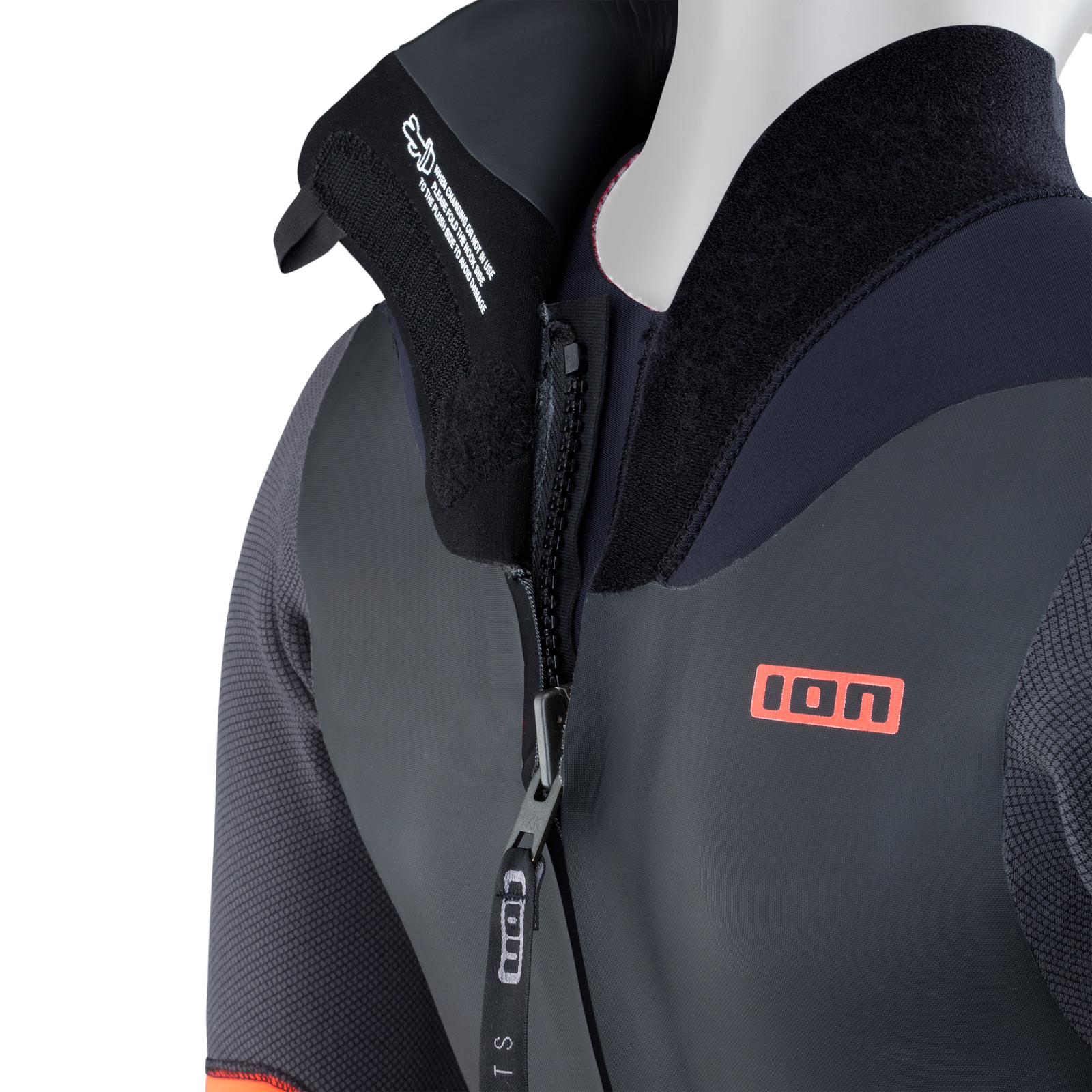 ION Amaze Amp 5/4 mm Backzip Neoprenanzug in schwarz und dunkelgrau, Kragen- und Schulterdetail