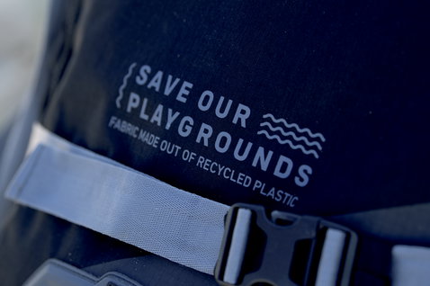 ION Gearbag Tec borsa attrezzatura in blu navy – dettaglio cinghia e fibbia con stampa Save Our Playgrounds