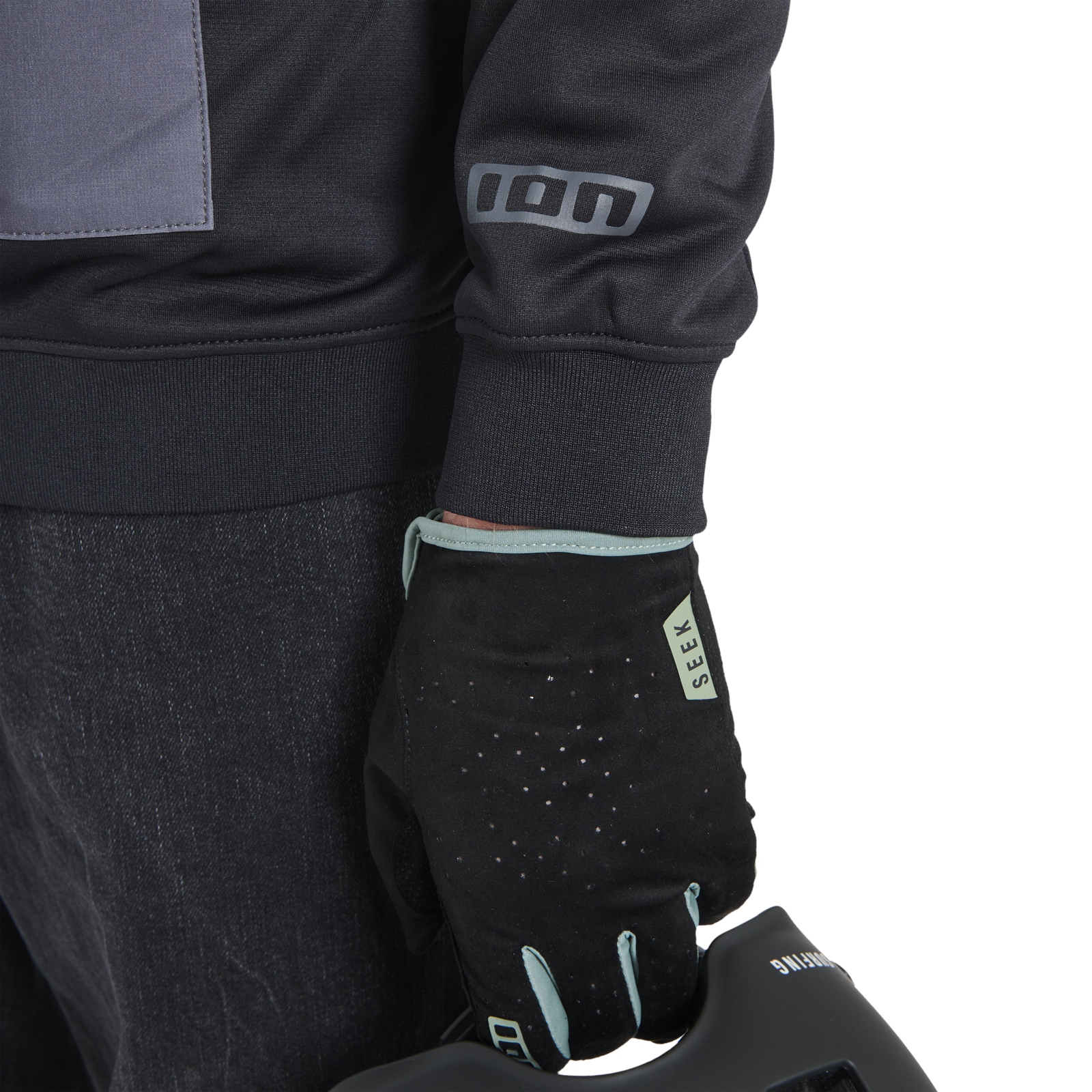 Gants de cyclisme ION Bike Seek Select doigts complets en noir avec aérations et paume en silicone, portés sur modèle