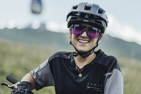 ION Scrub Amp SS women's cycling jersey during mountain biking in the mountains in dark charcoal and light grey