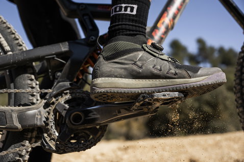 ION Scrub Select BOA Flat-Pedal Bikeschuhe in schwarz und olivgrün beim Mountainbiking auf dem Trail