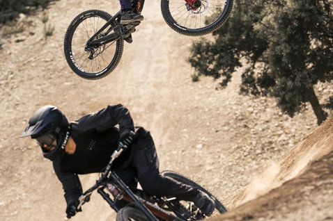 ION Bike Scrub Select BOA Flat Pedal Bikeschuhe beim Freeride-Mountainbiken auf staubigem Trailgelände