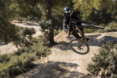 ION Bike Scrub Select BOA Flatpedal Bikeschuhe beim Mountainbiken auf einem Enduro-Trail