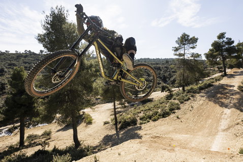 ION K-Pact Amp HD knee pads during downhill mountain biking on a dirt trail