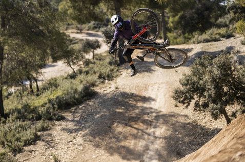 ION Bike K-Pact Amp HD knee pads during freeride mountain biking on a dirt trail in the forest
