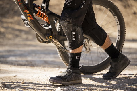 ION K-Pact Amp HD knee pads in black during mountain biking on gravel trail