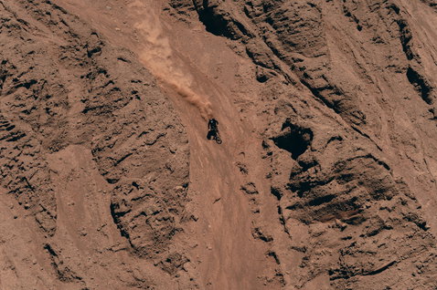 ION Bike K-Pact Amp HD knee pads during freeride mountain biking on a steep desert descent
