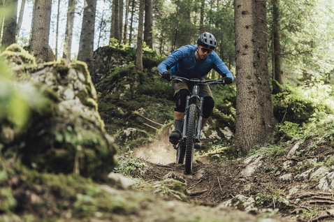 Maglia ciclismo manica lunga ION Bike Traze Amp LS AFT uomo in blu durante mountain bike in foresta