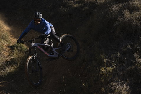 Maglia a maniche lunghe ION Traze Amp LS AFT in blu royal durante mountain bike su sentiero