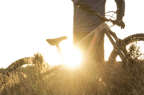 ION Bike Traze Amp maglia ciclismo manica lunga uomo durante mountain bike all'ora d'oro