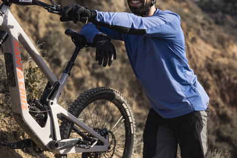 Maglia ciclismo manica lunga ION Bike Traze Amp LS AFT in blu durante mountain bike su sentiero