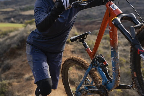 ION Traze Amp LS AFT women's cycling jersey in navy during mountain biking on the trail