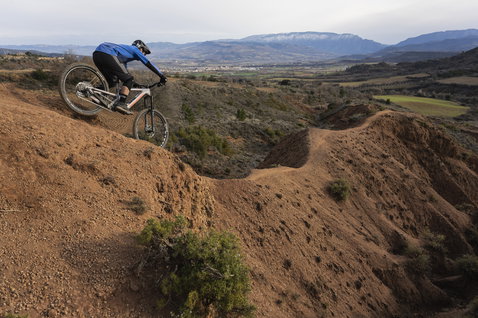 ION Bike Traze Amp AFT men's MTB shorts during mountain biking on a dirt trail ridge