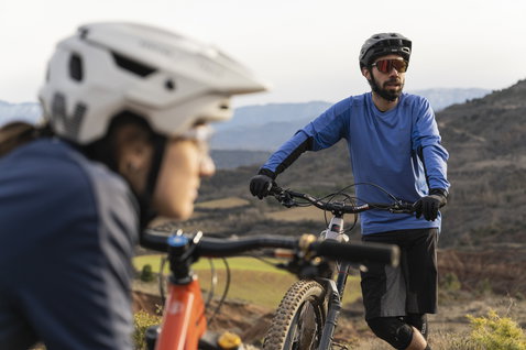 Casque ION Traze Amp MIPS en blanc lors d'une sortie VTT sur un sentier de montagne