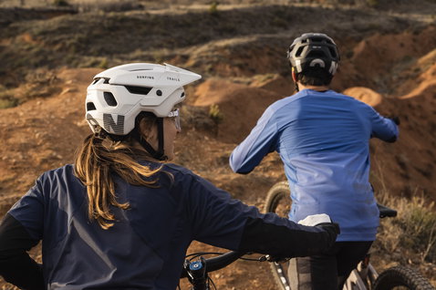 Casque ION Traze Amp MIPS en blanc lors d'une sortie vélo de montagne sur sentier