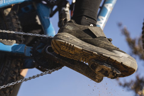 ION Bike Rascal Amp clipless MTB bike shoe in black during mountain biking on trail