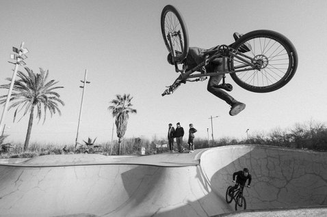 ION Bike Seek Amp Flatpedal Bikeschuh beim Mountainbiken im Skatepark