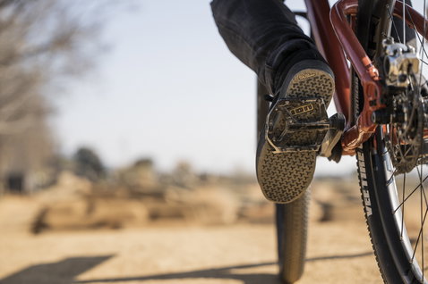ION Seek Amp Flatpedal Bikeschuh beim Mountainbiken auf trockenem Trail
