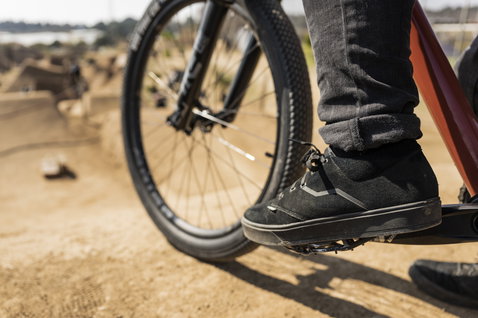 ION Bike Seek Amp Flatpedal Fahrradschuh in schwarz beim Mountainbiken auf einem Dirt-Trail