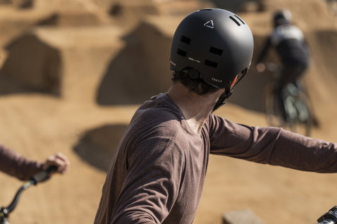 Casco ION Bike Seek in nero opaco durante il mountain bike in un dirt park