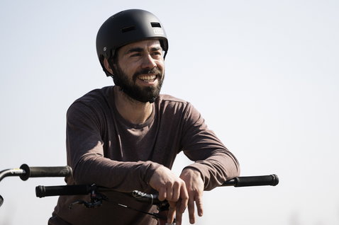 Casco ION Seek in nero opaco durante il mountain bike al bike park