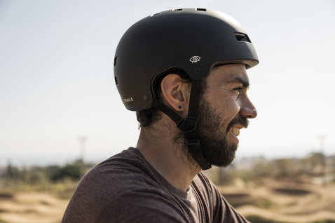 Casco ION Seek in nero opaco indossato in un dirt park, vista laterale