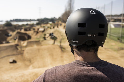 Casco ION Seek in nero opaco durante dirt jumping in un bike park all'aperto