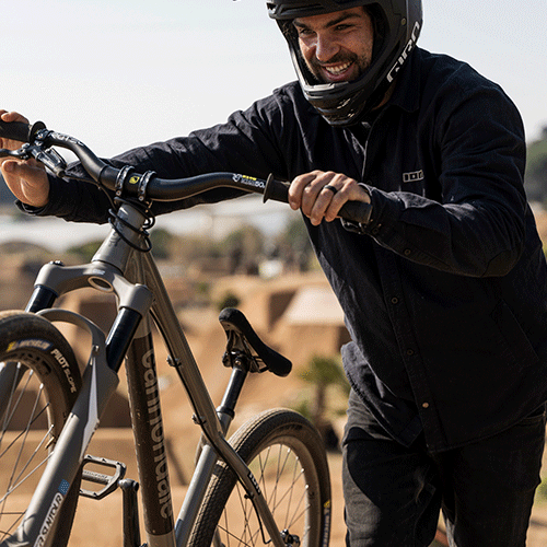 ION Seek Amp Langarm Fahrradtrikot in schwarz beim Mountainbiking im Gelände