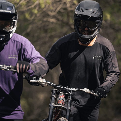 ION Scrub AMP Langarm-Bikejerseyshirt in schwarz beim Freeriden auf Waldtrail