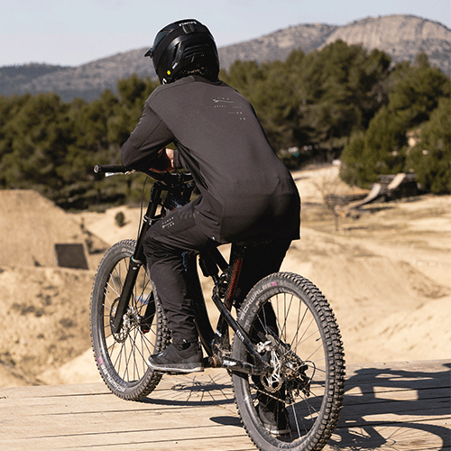 ION Scrub AMP Langarm-Trikot in schwarz beim Mountainbiken im Bikepark