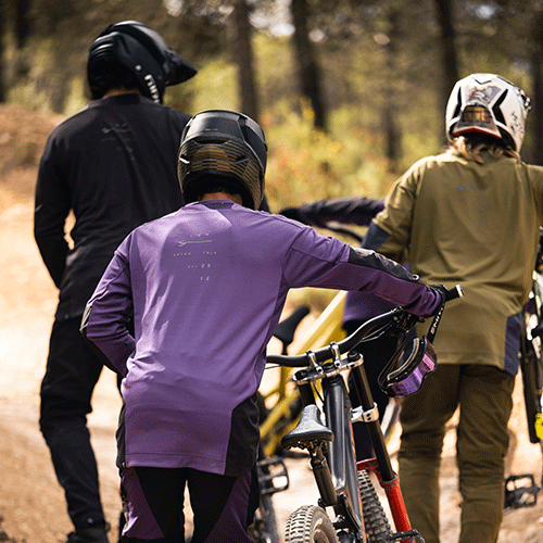 ION Scrub AMP Langarm-Radtrikot für Herren in lila beim Mountainbiken im Wald
