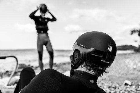 ION Mission Helm in schwarz beim Wassersport am Strand mit WIP Co-Branding