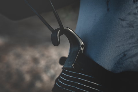 ION Arc wing waist harness in black – sliding wing hook detail