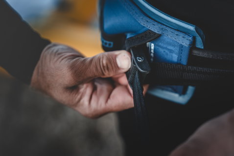ION Rogue waist harness in black and steel blue – strap adjustment detail