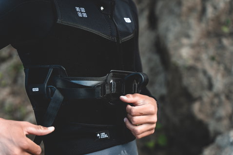 Harnais de taille ION Rush avec gilet de protection intégré en noir pour le wing foiling
