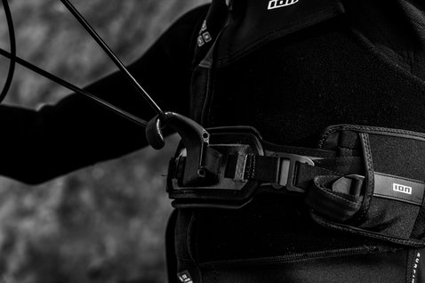 Harnais de taille ION Rush avec veste de protection intégrée en noir, détail du crochet
