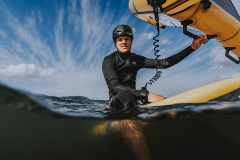 ION Neo Zip Top 2/1 Protection top in neoprene durante wing foiling sull'oceano