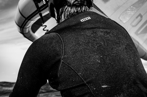 ION Neo Zip Top 2/1 Protection top in neoprene durante wing foiling sull'oceano