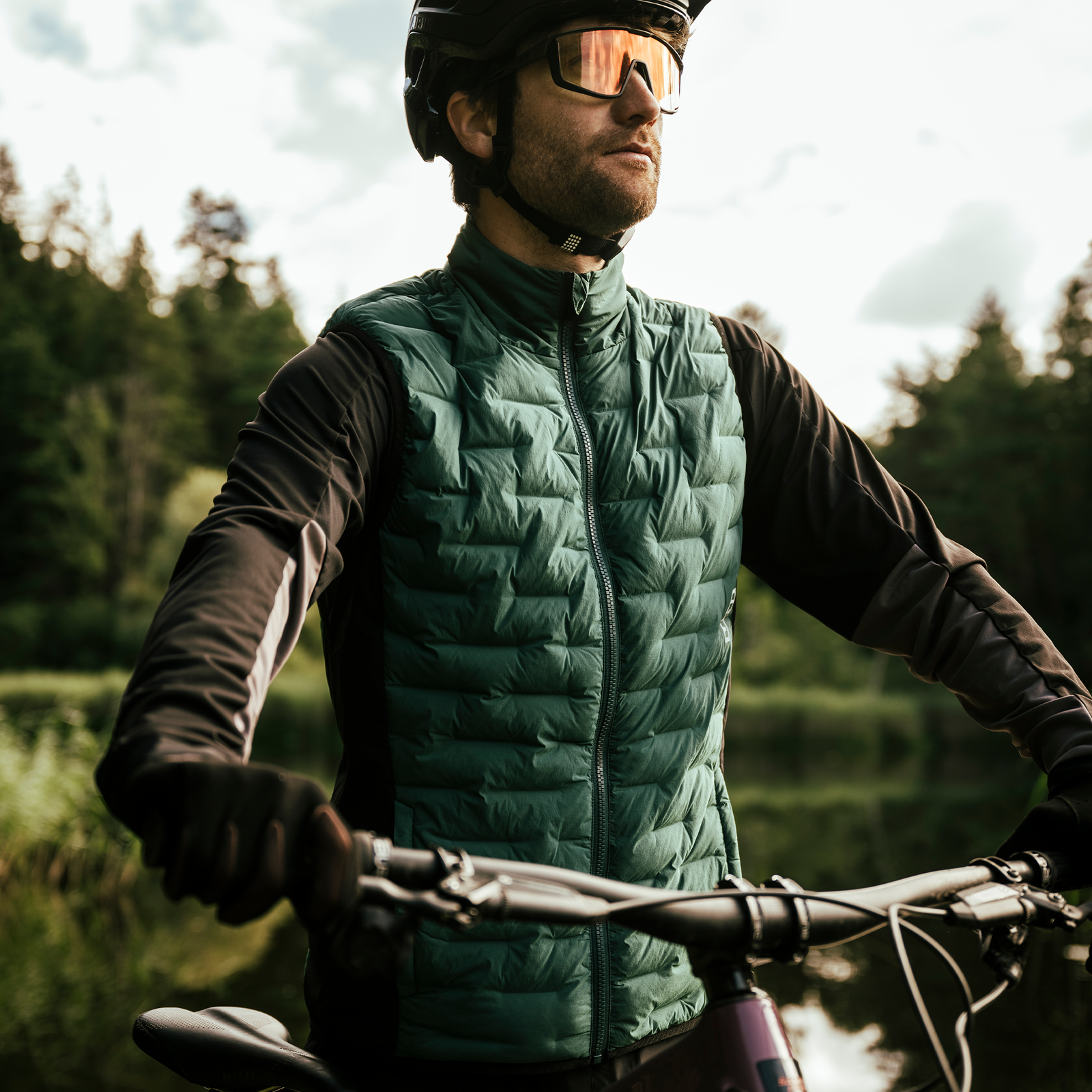 ION Bike Primaloft Hybrid Shelter Weste Herren in waldgrün beim Mountainbiken im Wald