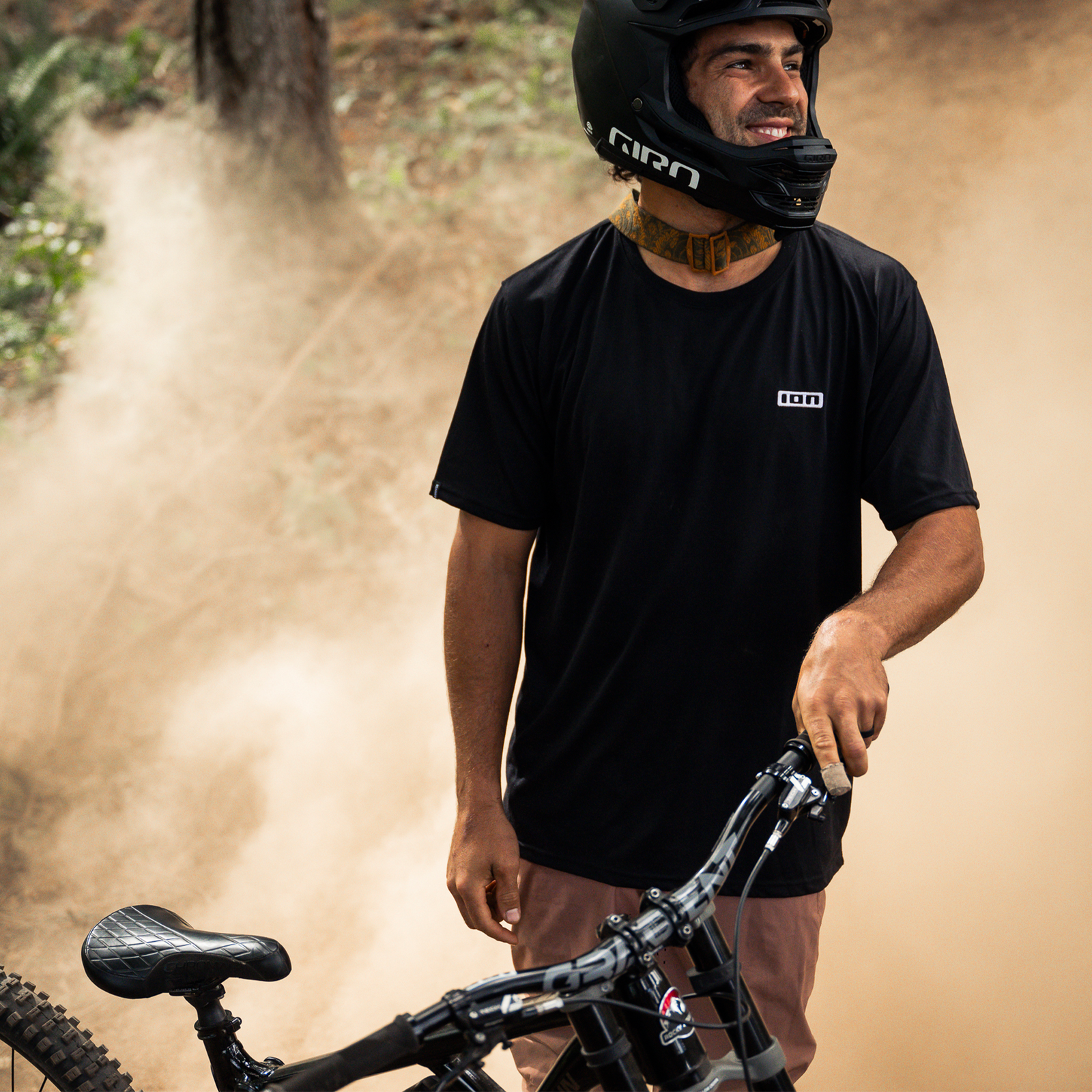ION Bike S_Logo SS DR Fahrradtrikot in schwarz beim Mountainbiken auf dem Trail